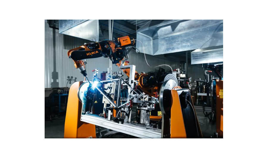Четыре роботизированный комплекса для сварки велосипедных рам и вилок на базе промышленных роботов KUKA