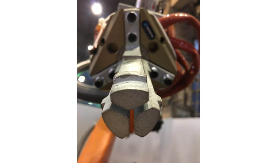 Роботизированный комплекс сборки кулаков с корпусом коронки на базе промышленного робота KUKA