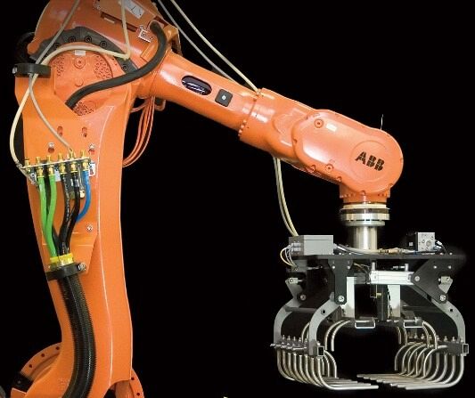 Регулировка захватов. Зажимные захват для промышленного робота Comau. Захватные устройства промышленных роботов. Вакуумный захват для робота. Магнитные захваты для роботов манипуляторов.